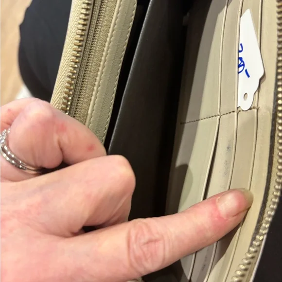 Gucci Tan and Green Signature Wallet - Picture 9 of 15